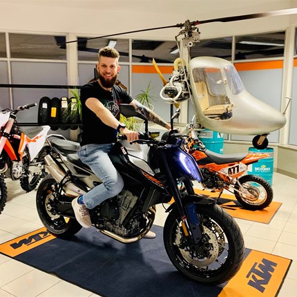 FAHRZEUGÜBERGABE KTM 790 Duke
Andi ist mit seiner neuen KTM 790 DUKE "READY TO RACE" - wir wünschen ihm viel Spaß und Freude bei all seinen Ausfahrten!