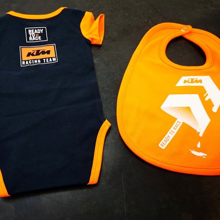 KTM Baby Body , Schnuller, Lätzchen und weiteres !!
KTM Baby Body , Schnuller, Lätzchen und weiteres !!
Ready to be a racer !!