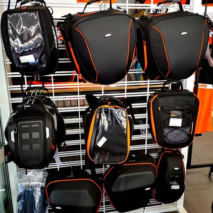 Tankrucksack , Hecktasche, Seitenkoffer, Topcase und viel mehr !!
Ihr sucht das passende Gepäck für eure Reise oder einen Tankrucksack für eine kleine Tour?
Dann seid ihr bei uns genau richtig ... Weiter >>