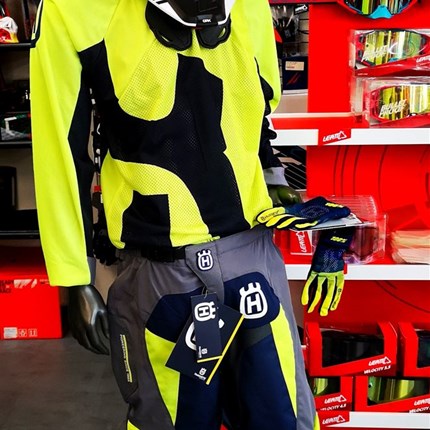 Husky Motocross - verschiedene Designs. Kommt vorbei!
Husky Motocross Bekleidung - verschiedene Designs.
Kommt vorbei!