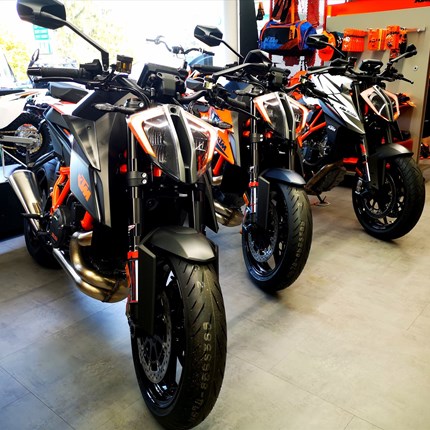 KTM 1290 Super Duke R nur noch wenige verfügbar!!
KTM 1290 Super Duke R 2020 in orange nur noch wenige verfügbar für dieses Jahr!!
Super Duke R 2020 Schwarz ist nur noch eine ve... Weiter >>