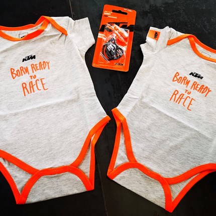 KTM Babystrampler neu eingetroffen !! Born ready to race !
KTM Babystrampler neu eingetroffen !!
Born ready to race !