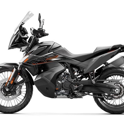 DAS ULTIMATIVE REISEMOTORRAD : DIE NEUE KTM 890 ADVENTURE
Die KTM 890 ADVENTURE 2021 ist die perfekte Wahl, um abgelegene
Regionen zu erkunden. Sie verbindet dabei eine noch höhere Mo... Weiter >>