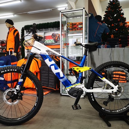 Husqvarna E-Bikes bei uns erhältlich!!
Husqvarna E-Bikes bei uns erhältlich!!
Neu eingetroffen Hard Cross HC8 !!
Weitere Modelle findest du unter:
https://www.... Weiter >>
