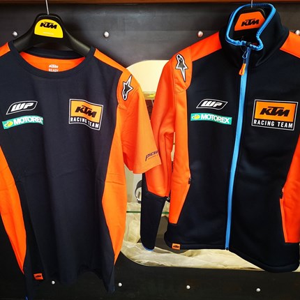 KTM Replica Team Wear für die ganze Famile !!
KTM Replica Team Wear für die ganze Famile !!
Wir haben die Replica Team Wear für Damen, Herren und Kinder
in verschieden... Weiter >>
