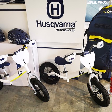 ...noch kein Geschenk ? Husqvarna Laufrad
Husqvarna Laufrad
Höhenverstellbarer Sattel
Von zwei bis fünf Jahren
