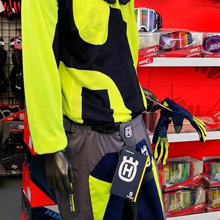 Motocross Vollausstattung bei uns erhältlich! Click & Collect
Motocross Vollausstattung bei uns erhältlich!
Click & Collect
Ruft uns an oder schreibt eine Mail !
Danach könnt ihr eure Wa... Weiter >>