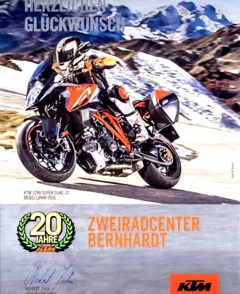 20 Jahre KTM-Vertragshändler Wir sind stolz darauf,
was wir in den zurückliegenden Jahren geschafft haben
25 Jahre Motorradhändler und nun bereits seit 2... Weiter >>