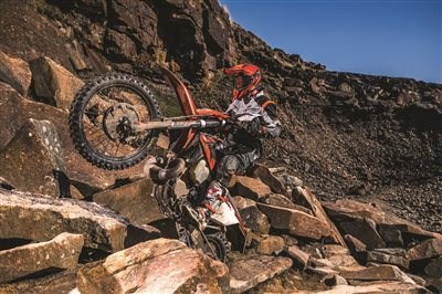 KTM STELLT DIE WELTWEIT ERSTEN 2-TAKT-ENDUROS MIT KRAFTSTOFFEINSPRITZUNG VOR
Nach der Einführung einer völlig neuen, leichteren, stärkeren und schnelleren EXC-Generation – einer ganzen Reihe von Grund auf ... Weiter >>