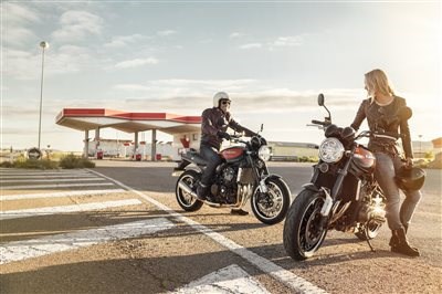 Die Kawasaki Z 900 RS ab jetzt bei uns Auch Kawasaki hat uns pünktlich zum Weihnachtsfest noch eine 2018er Neuheit geschickt. Die neue Z 900 RS könnt ihr ab sofort bei u...