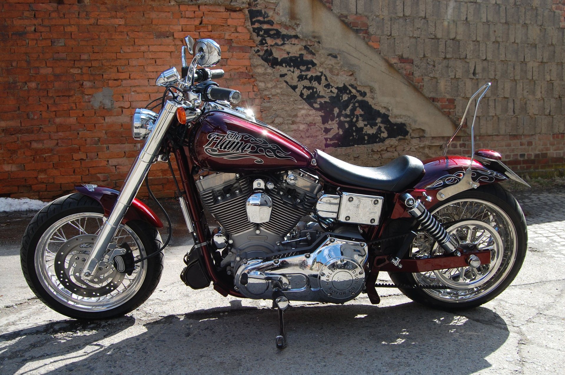 Umgebautes Motorrad Harley-Davidson Dyna Super Glide FXD ...