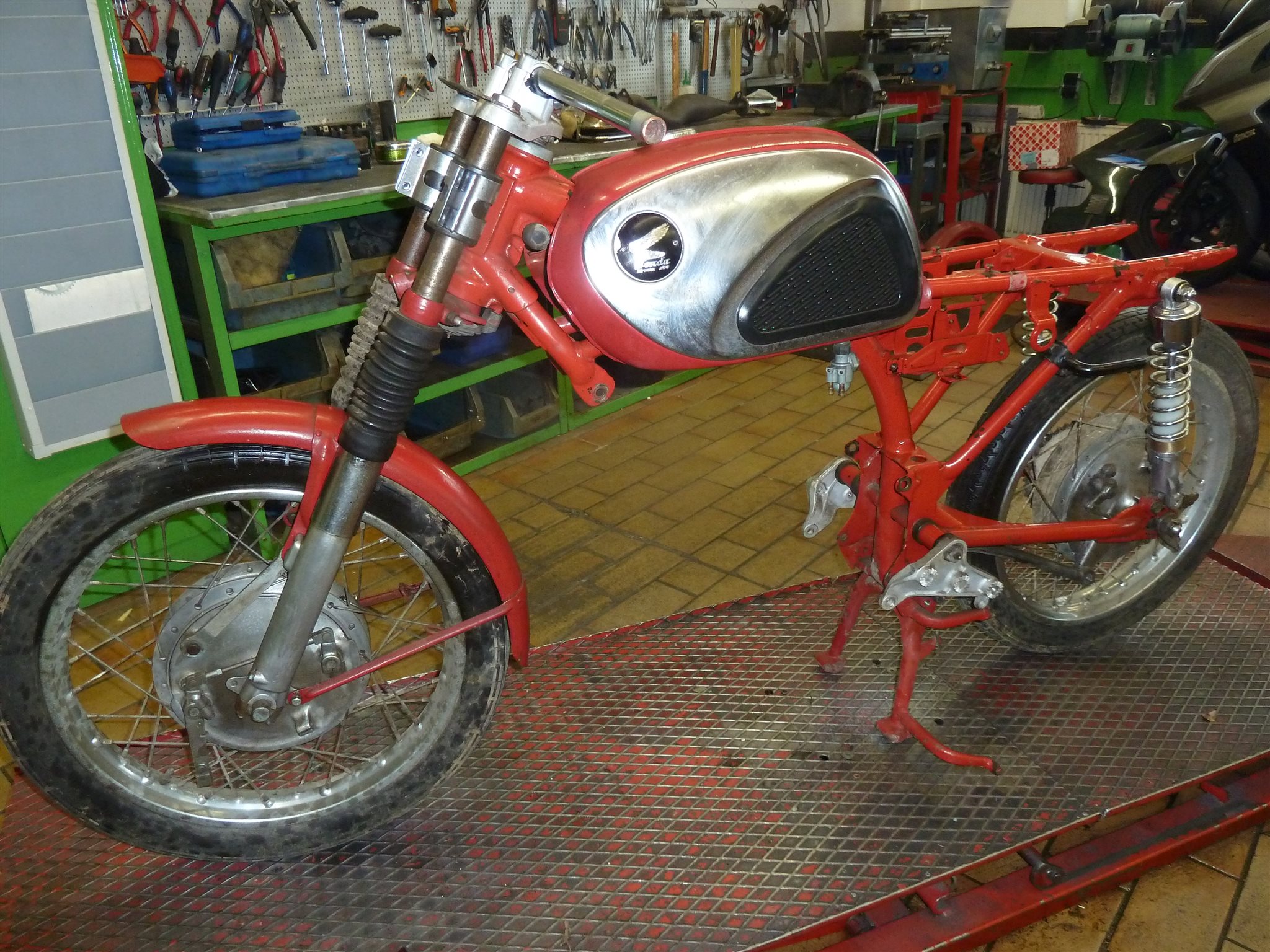 Umgebautes Motorrad Honda CB 72 von Zweirad Schneider Inh 