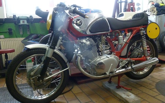 Umgebautes Motorrad Honda CB 72 von Zweirad Schneider Inh 