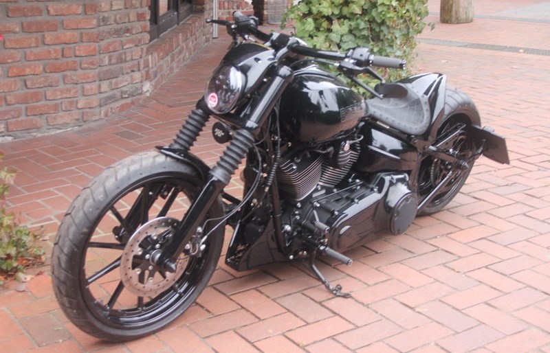 Umgebautes Motorrad Harley-Davidson Softail Breakout FXSB ...