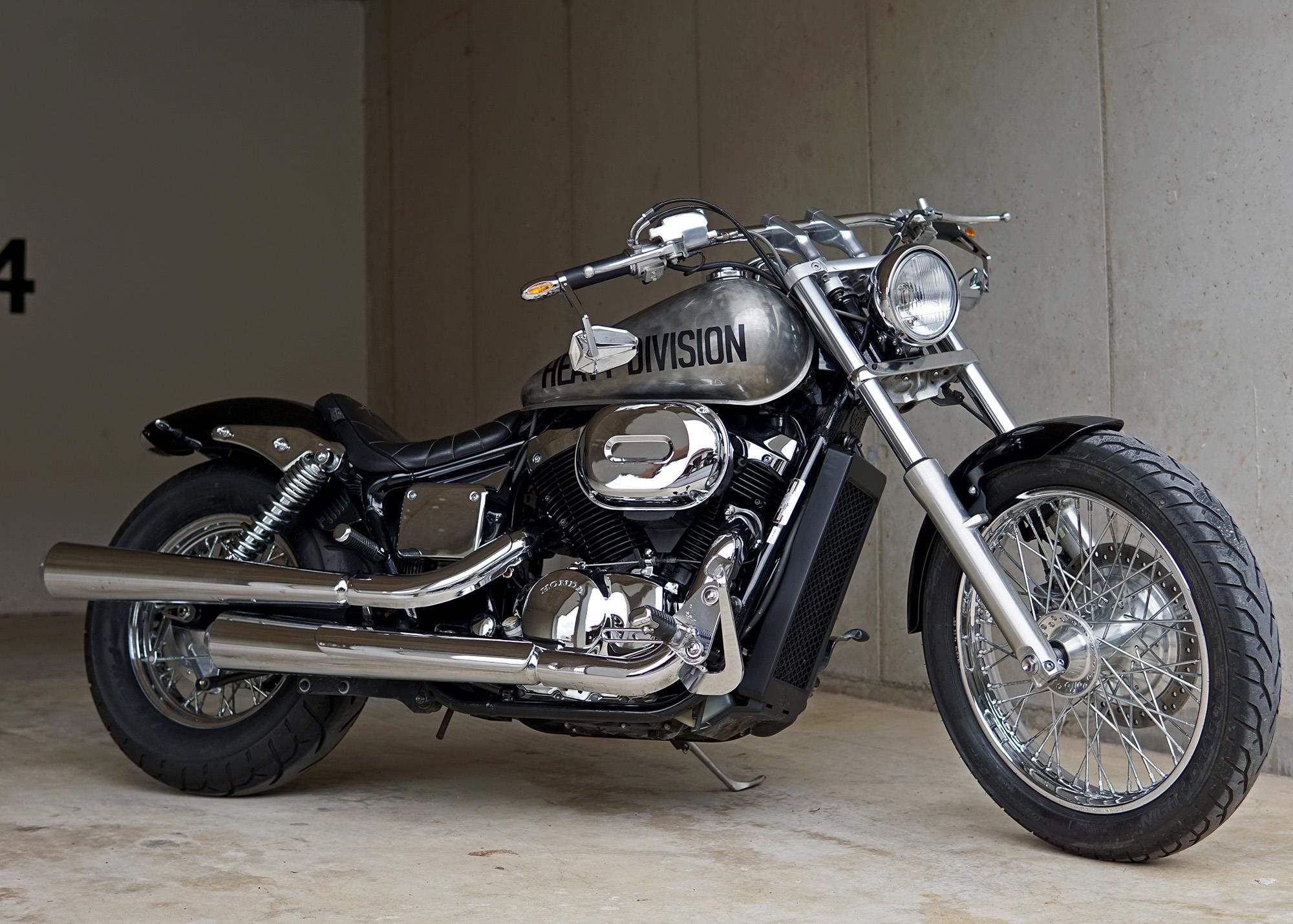 Umgebautes Motorrad Honda VT 750 DC Black Widow von MJA68