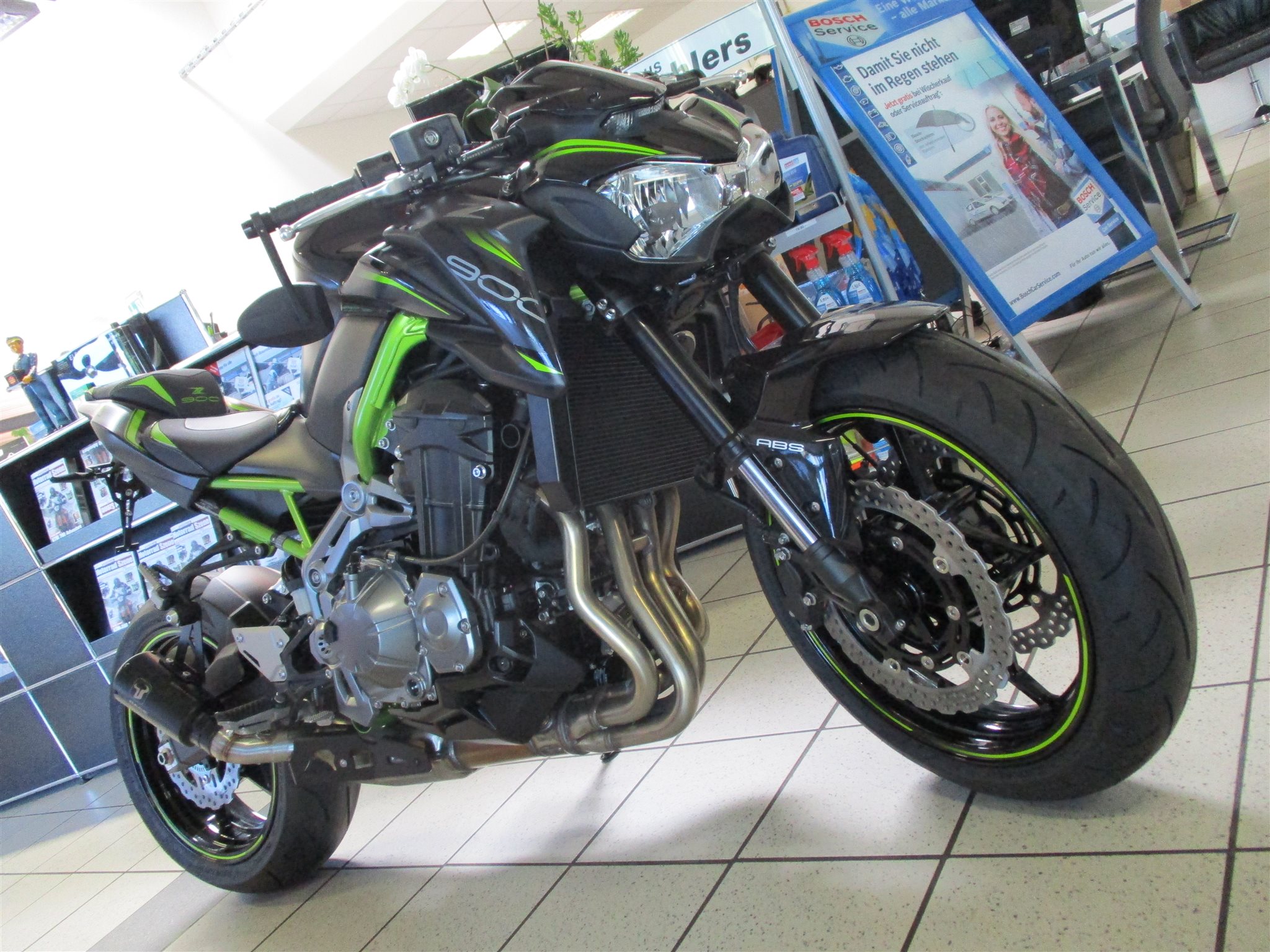 Umgebautes Motorrad Kawasaki Z1000 von Team Wahlers GmbH 